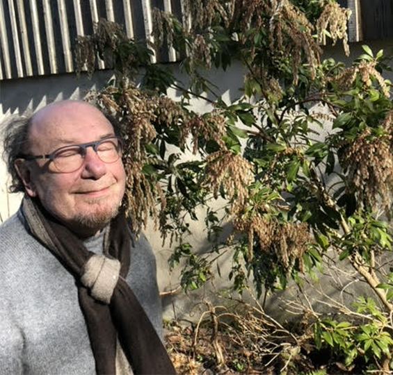 Pierre Kieffer, peintre strasbourgeois, dans le jardin.